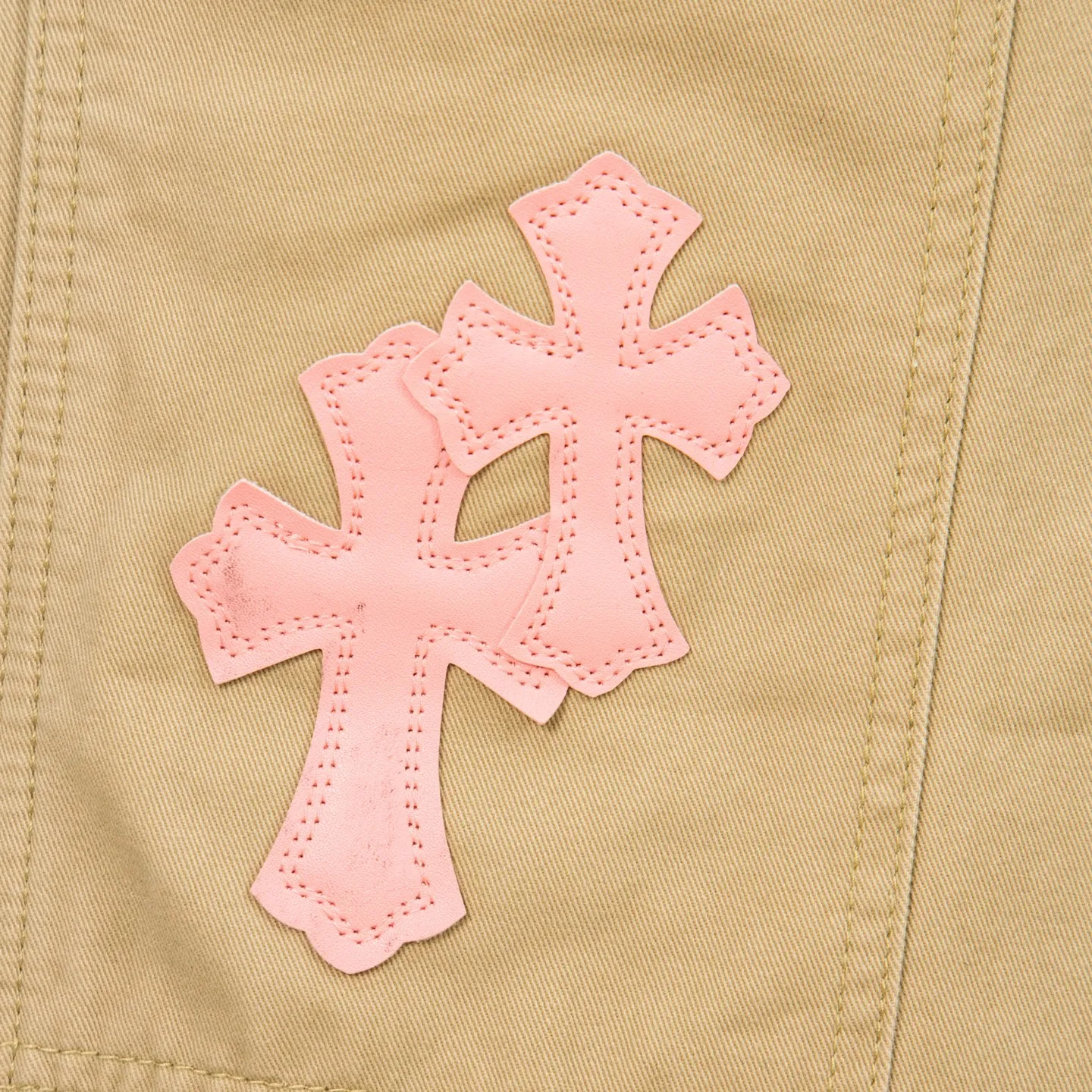 P260 Chrome Hearts Cherry Blossom Pink Leather and Wooden Spliced ​​Washed Jeans Authentically restore the ultimate vintage texture. Three-dimensional version. Loose and comfortable, not picky about the figure. Makes taller and slimmer. Factory-made. Original factory quality control. Same style for men and women. Can be matched with couples. Versatile recommendation. Must-have jeans for all seasons. Fashionistas have been disappointed. The quality selection of fabrics, the tailoring of details, and the matching of patterns are all impeccable! The upper body is so handsome when worn...it can be easily worn by men, women and children! The craftsmanship is made of heavy-duty washed pure cotton denim fabric. After washing, it is soft and thick. It is very stylish when worn on the body. Style number: 1758# (the same jacket is available) Color: Khaki Size: 28 30 32 34